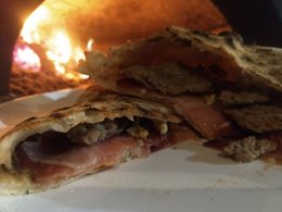 30. CALZONE BOMBA DI CARNE 
